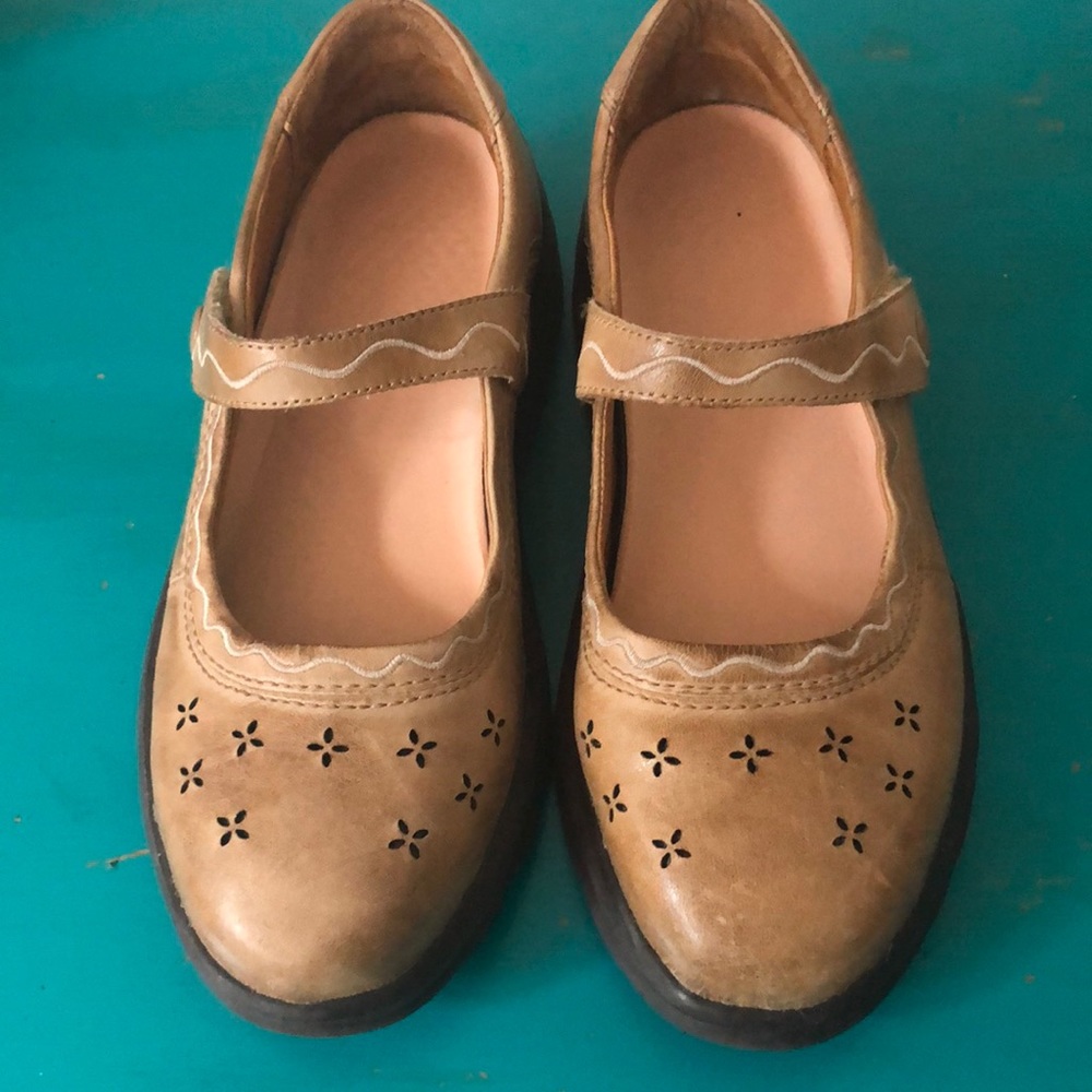 Dr Comfort Tan Mary Janes size 6